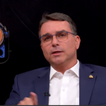 Flávio Bolsonaro defende o pai e diz não haver lógica na narrativa de golpe: “Farsa”