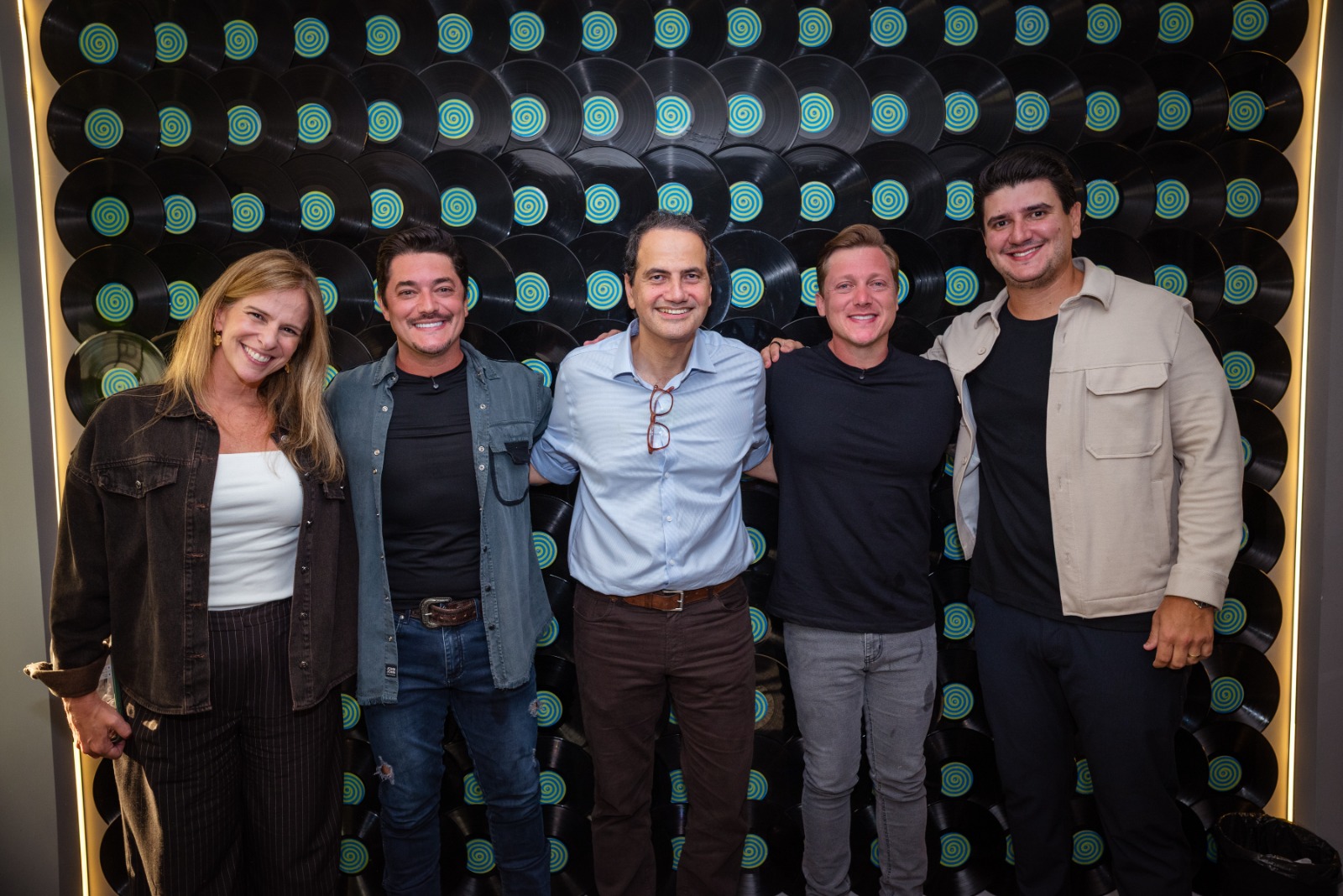 Da esquerda para a direita: Tatiana Cantinho (SVP Som Livre), George Henrique
(artista), Fernando Cabral (CEO Sony Music Entertainment Brasil), Rodrigo (Artista)
e Douglas Moura (Empresário da Dupla).
Créditos André Rola Da esquerda para a direita: Tatiana Cantinho (SVP Som Livre), George Henrique
(artista), Fernando Cabral (CEO Sony Music Entertainment Brasil), Rodrigo (Artista)
e Douglas Moura (Empresário da Dupla).
Créditos André Rola
