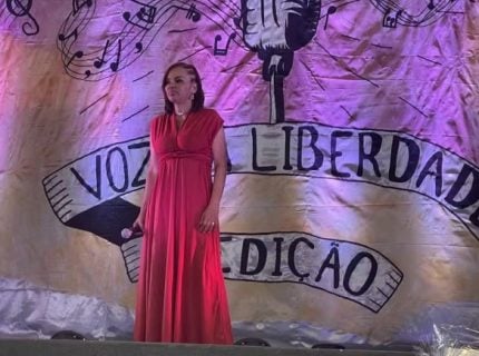 Na cadeia, cantora Flordelis participa de concurso musical e perde a competição