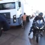 Fuga ousada: suspeito pula do camburão e escapa da polícia em Rondônia