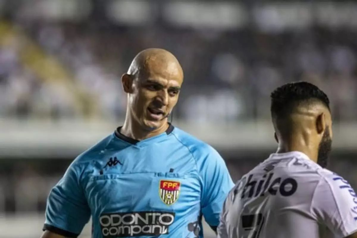 Ramon Abatti Abel, árbitro da partida, e Ilbert Estevam da Silva, responsável pelo VAR, foram afastados pela CBF após polêmicas em São Paulo x Palmeiras / Reprodução