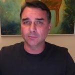 Flávio Bolsonaro se manifesta sobre a prisão do pai e diz que Moraes quer se “vingar” do ex-presidente