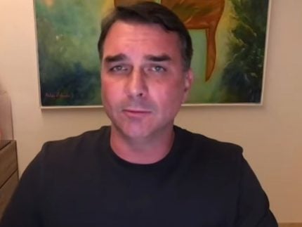 Flávio Bolsonaro se manifesta sobre a prisão do pai e diz que Moraes quer se “vingar” do ex-presidente