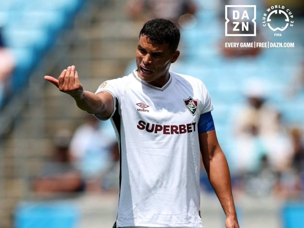 Thiago Silva orienta jogadores do Fluminense na partida contra a Inter de Milão - Reprodução: X/@fifaworldcup_pt