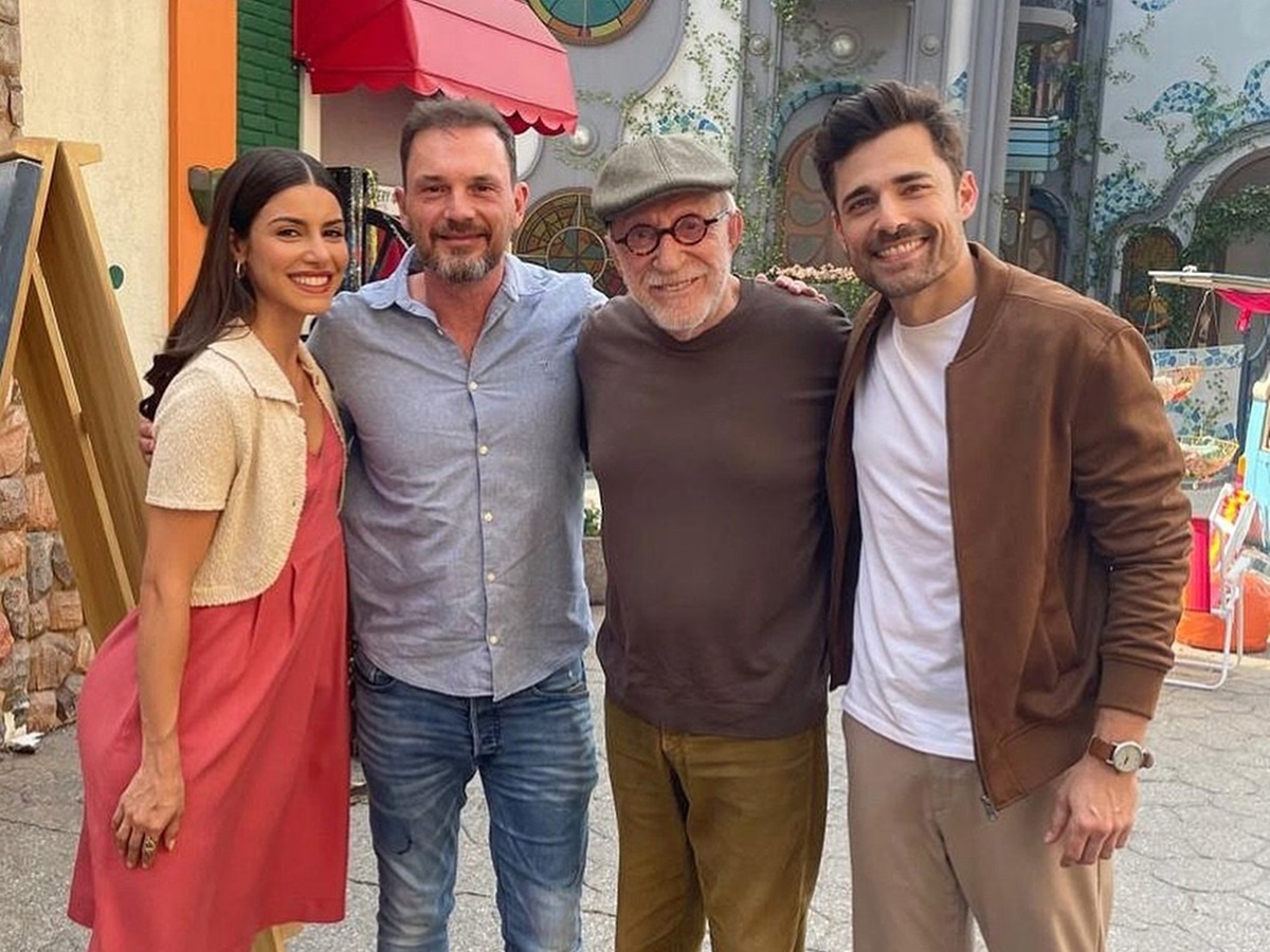 Os atores Isabella Souza e Miguel Coelho, ao lado do diretor Ricardo Mantoanelli, recebem Moacyr Franco no set de "A Caverna Encantada", do SBT (Reprodução / Redes Sociais)