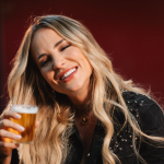 Gabi Martins volta às origens e grava clipe de “Colchão Novo” em bar de BH