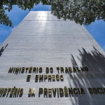 Geração de vagas desacelera em 2025, apesar de desemprego em queda