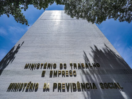 Geração de vagas desacelera em 2025, apesar de desemprego em queda
