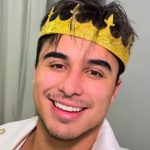 Cantor da Banda Djavú é alvo de extorsão e tem fotos íntimas vazadas 