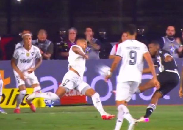 Comitê de arbitragem da CBF aprova decisão de não dar pênalti em Vasco e Botafogo
