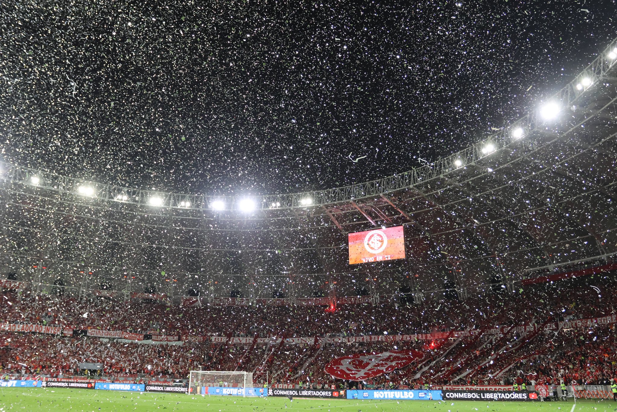Papel picado atrasou o começo do jogo no Beira-rio / Reprodução Papel picado atrasou o começo do jogo no Beira-rio / Reprodução