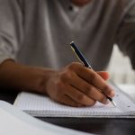 Estudantes brasileiros usam IA mais que a média de outros países, aponta estudo