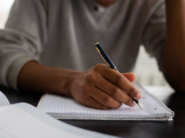 Estudantes brasileiros usam IA mais que a média de outros países, aponta estudo
