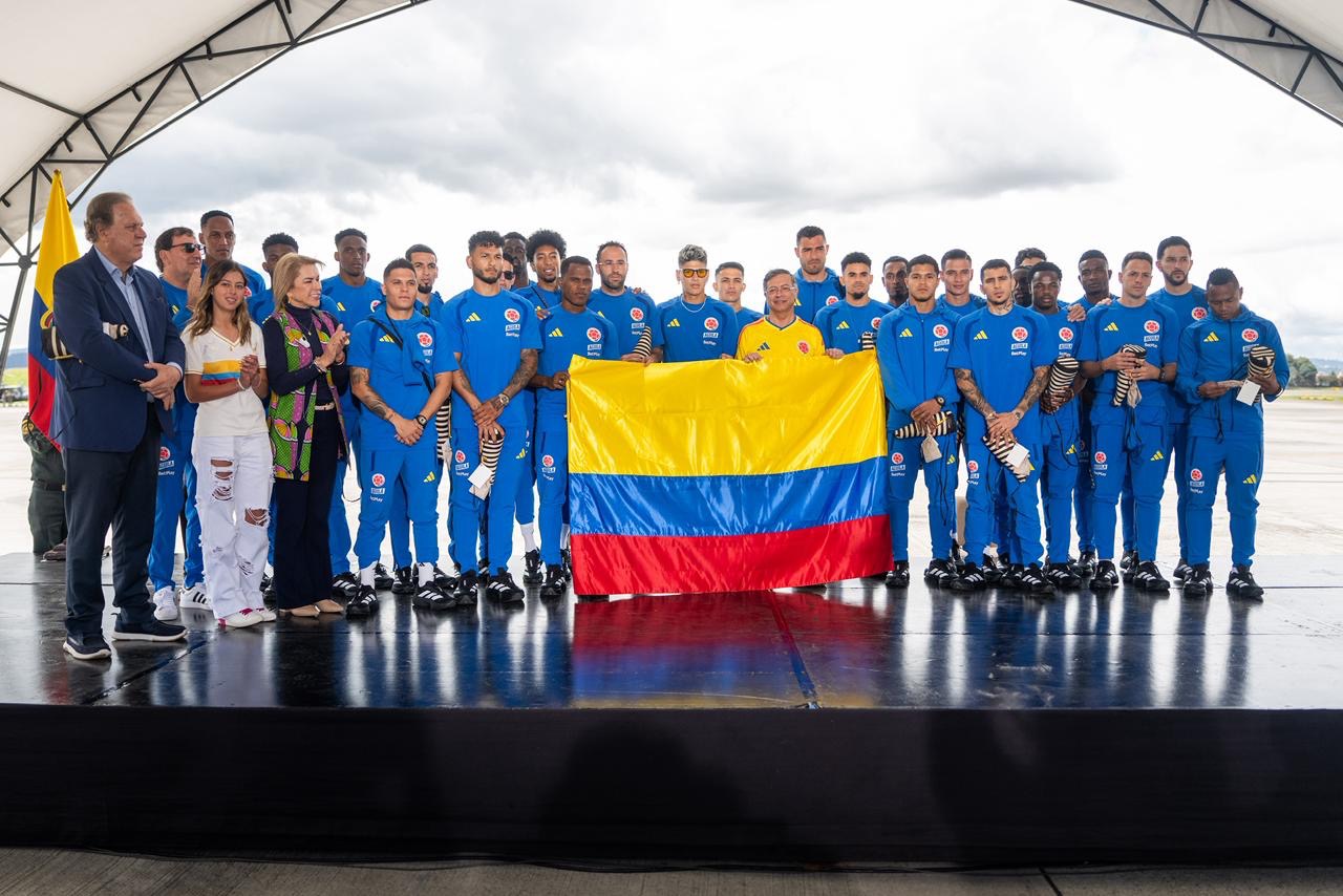 Polêmica entre a filha do presidente Gustavo Petro e James Rodríguez marcou embarque da Colômbia para a Copa do Mundo / Reprodução: Governo Colombiano 