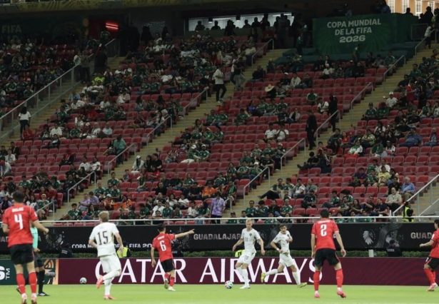 FIFA divulga lotação, mas estádio aparece com arquibancadas vazias em jogo da Copa