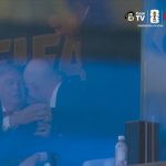 Ronaldo leva troféu da Copa do Mundo para Donald Trump durante final