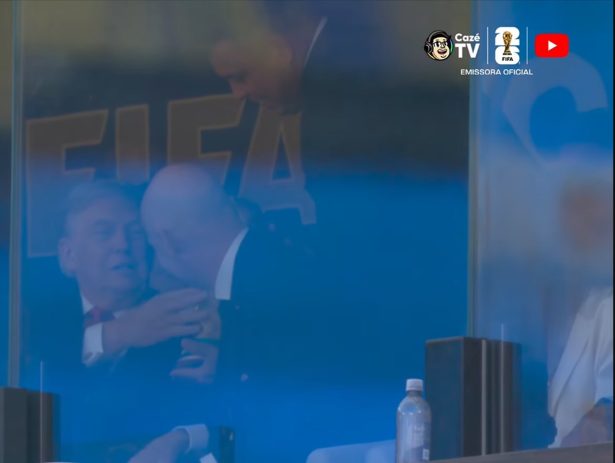 Ronaldo leva troféu da Copa do Mundo para Donald Trump durante final