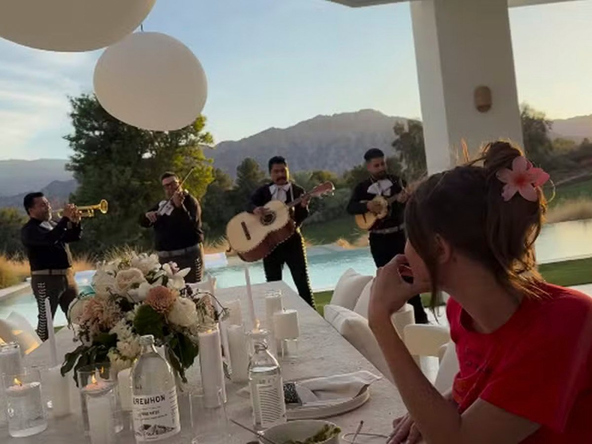 Hailey Bieber acompanhando a homenagem de Justin