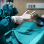 Insaciável! Homem entala coco no ânus e médicos lutam para retirá-lo em cirurgia