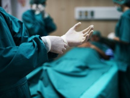 Insaciável! Homem entala coco no ânus e médicos lutam para retirá-lo em cirurgia