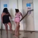Sem atendimento, mulheres usam troncos de madeira para quebrar porta de hospital no DF
