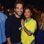 Bella Campos entra na onda e brinca com tamanho da cabeça de Humberto Carrão