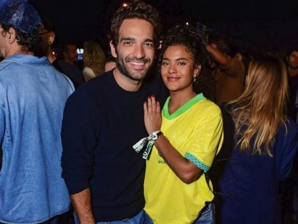 Parceiros na TV e fora dela: Bella Campos e Humberto Carrão curtem festival no Rio