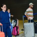 Francisco e Flora Gil desembarcam no Aeroporto Internacional de Guarulhos, em São Paulo, com o corpo de Preta Gil