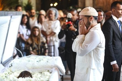 Francisco Gil se despede da mãe, Preta Gil, em velório no Rio