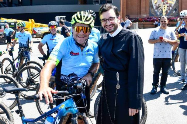 Daniel conclui romaria de 318 km de bicicleta e chega ao Santuário de Aparecida