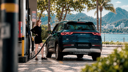 Marina Ruy Barbosa é flagrada com novo carro da BYD no Rio de Janeiro