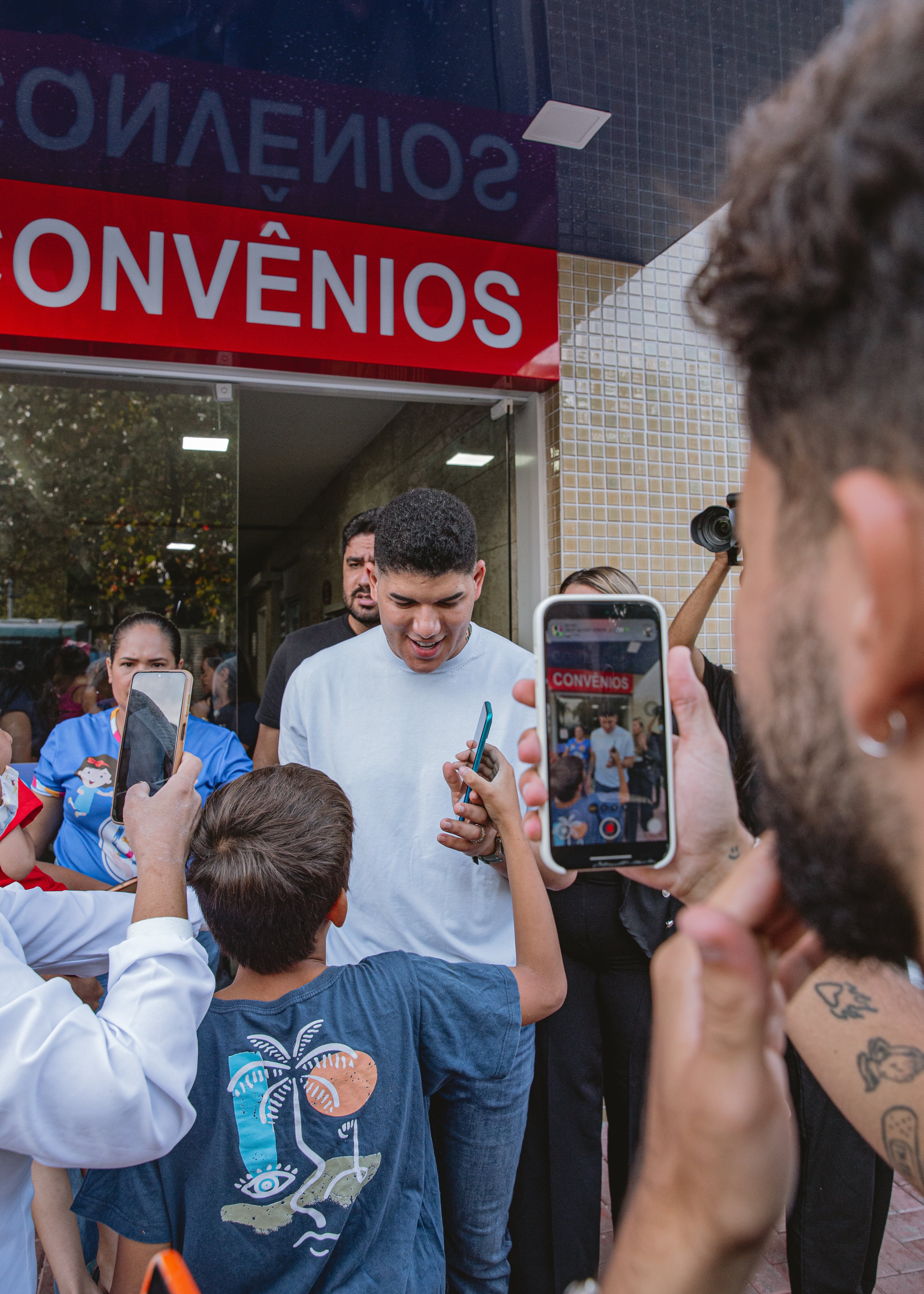 Zé Vaqueiro e Ingra Soares visitaram o Hospital Filantrópico da SOPAI / Divulgação