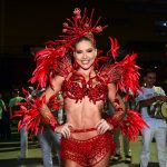 Virginia brilha em minidesfile e é aclamada na Cidade do Samba, no Rio