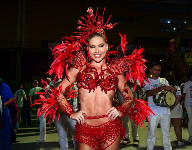 Virginia brilha em minidesfile e é aclamada na Cidade do Samba, no Rio