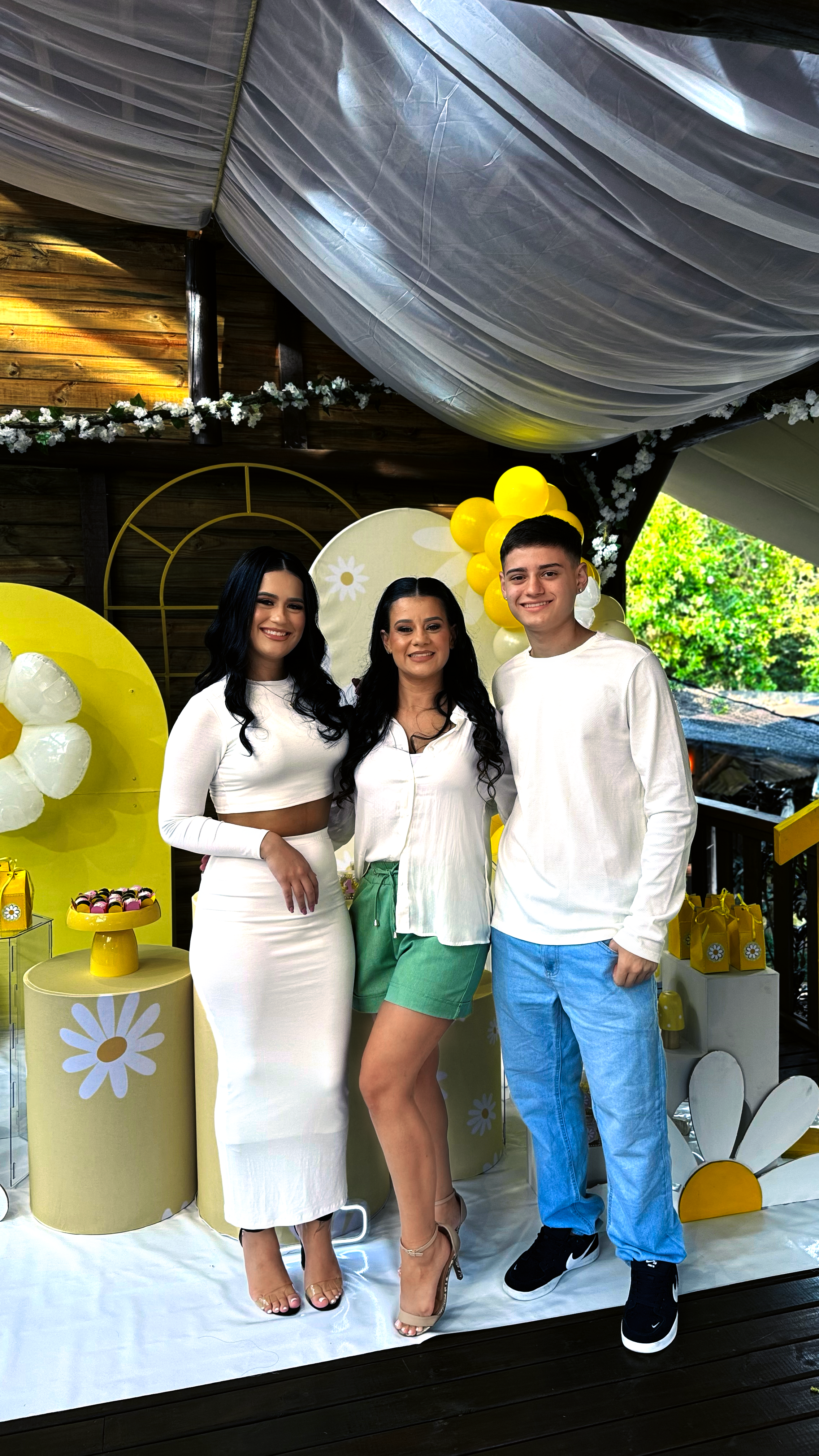 Irmão de Pedro e ex-cunhada de Rayne foram ao aniversário da filha do ex-"BBB16" / Reprodução 