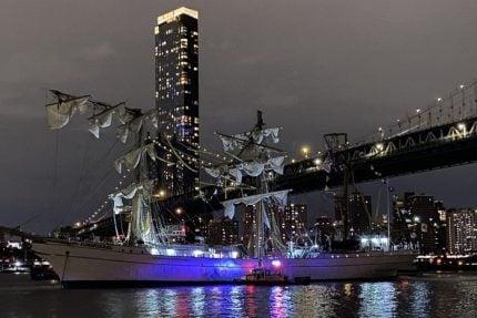 Navio mexicano atinge Ponte do Brooklyn, em NY, deixando dois mortos e mais de 20 feridos