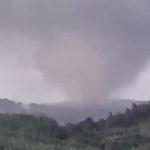 Tornado atinge cidade do Paraná e deixa casas destruídas e moradores sem energia