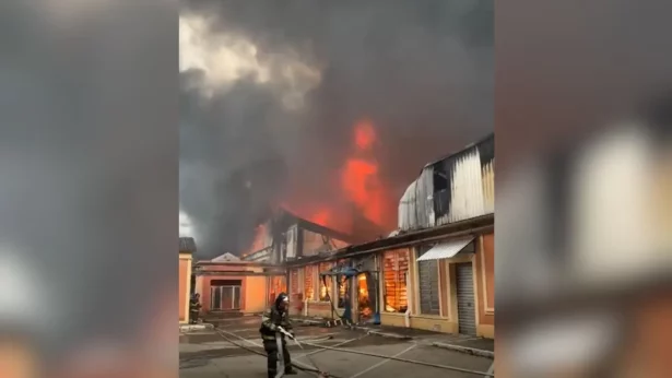 Incêndio em loja de flores causa destruição e mobiliza força-tarefa dos Bombeiros em SP
