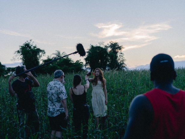 Gravando! Grazi Massafera aparece em bastidores de filme inspirado em ativista brasileira