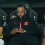 Memphis vira alvo do STJD após uso de celular em jogo do Corinthians. Saiba mais!
