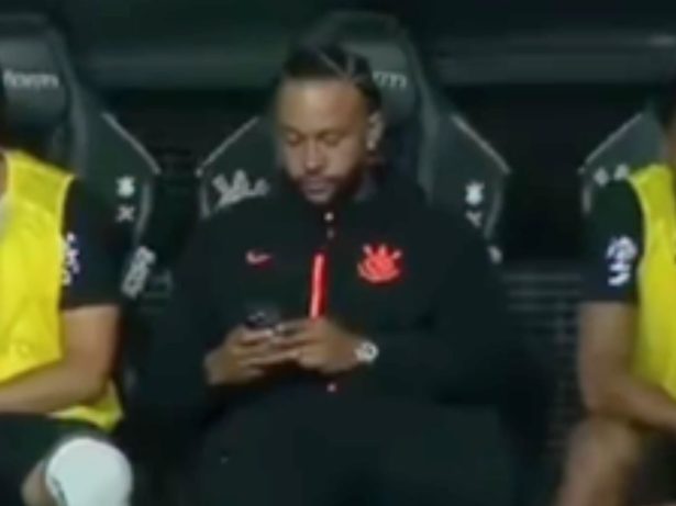 Flagrado no banco com celular, Depay se explica após empate do Corinthians
