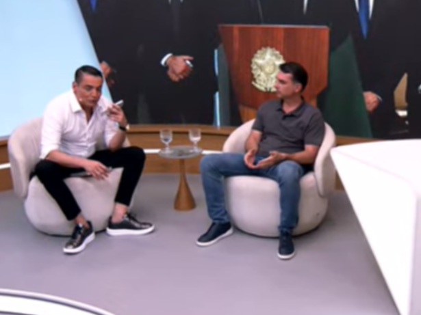 Ao vivo, Ratinho confirma a Leo Dias a participação de Flávio Bolsonaro em seu programa no SBT