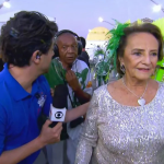 Repórter é chamado atenção por carnavalesco ao vivo durante desfile na Globo