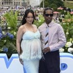 Rihanna exibe barriga de grávida no lançamento de “Smurfs”