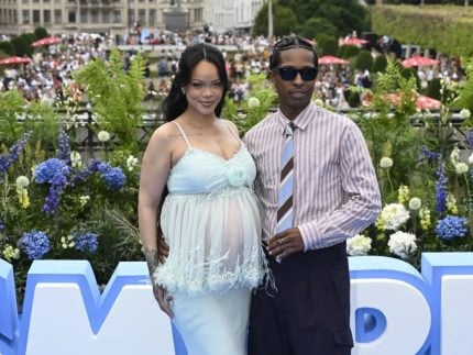 Rihanna exibe barriga de grávida no lançamento de “Smurfs”