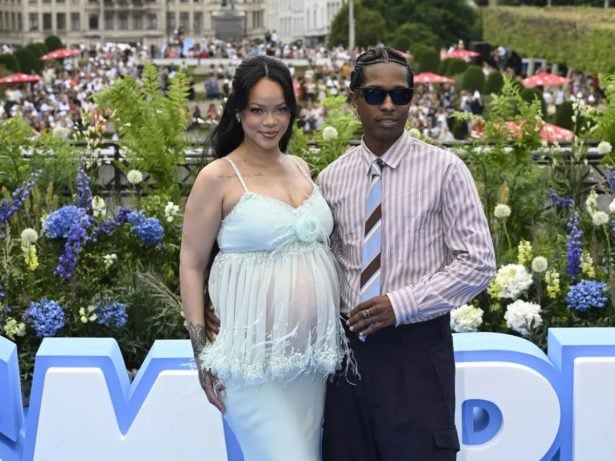 Rihanna exibe barriga de grávida no lançamento de “Smurfs”