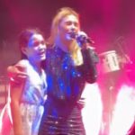 Neta de Preta Gil canta com Carolina Dieckmmann e rouba a cena em festa de Ewbank e Gagliasso