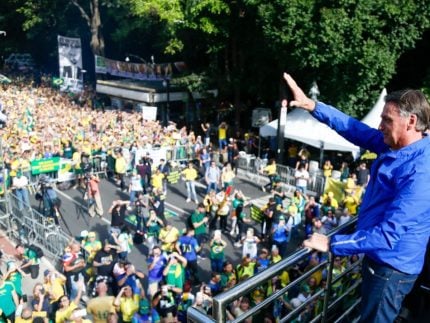 Em manifestação na Paulista, Bolsonaro diz que “jamais passaria faixa para um ladrão”