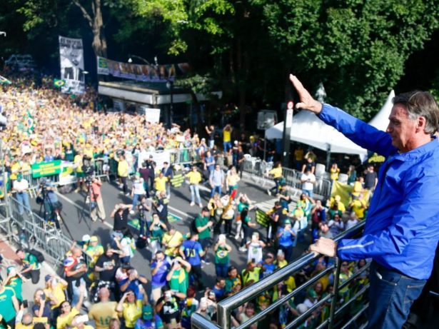 Em manifestação na Paulista, Bolsonaro diz que “jamais passaria faixa para um ladrão”