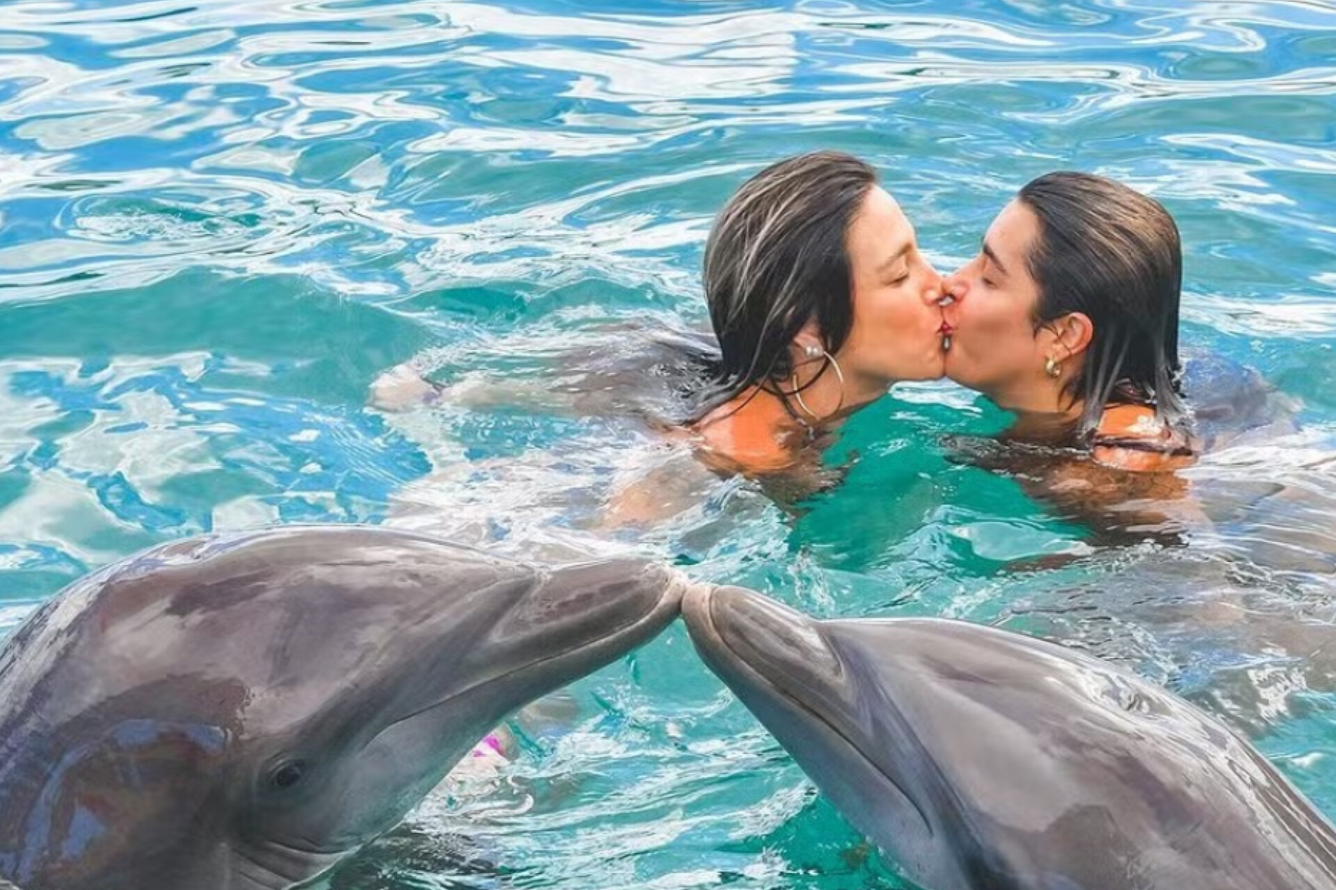 Lauana Prado e namorada posam com golfinhos no Caribe (Foto: Reprodução / Instagram